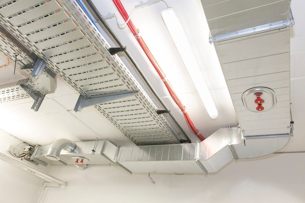 Lüftungskanäle, Kabeltrassen und Sprinkler im Deckenbereich eines Technikgeschosses