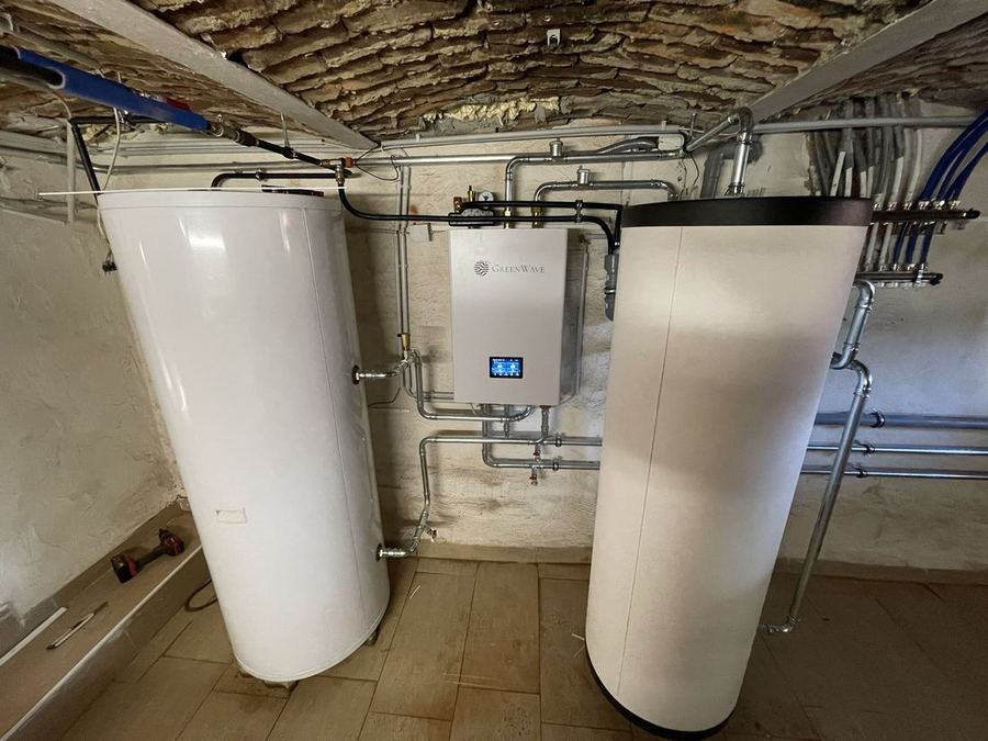 Zwei stehende Speicher im Technikraum mit Anbindeleitungen