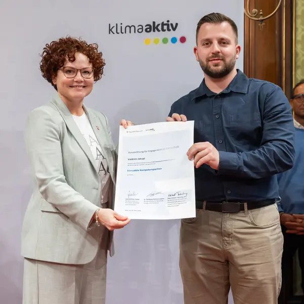 Valdrim Jakupi mit der Urkunde bei der Auszeichnung zum klimaaktiv Kompetenzpartner