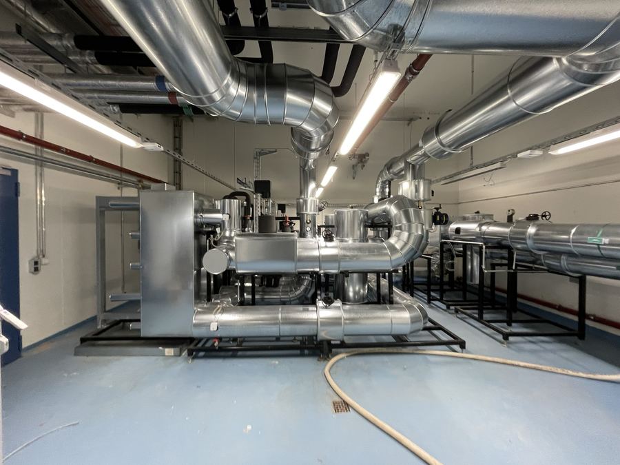 Technikraum mit verzweigter Kanalführung aus Wickelfalzrohr und Formstücken