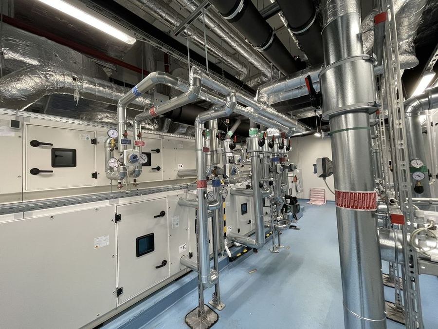 Lüftungsgeräte mit isolierten Rohrleitungen, Armaturen und Kanalabgängen