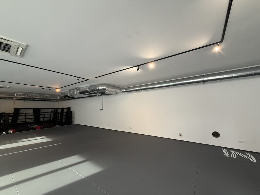 Blick in die renovierte Halle mit Deckenkassette, Kanalführung und Strahlern