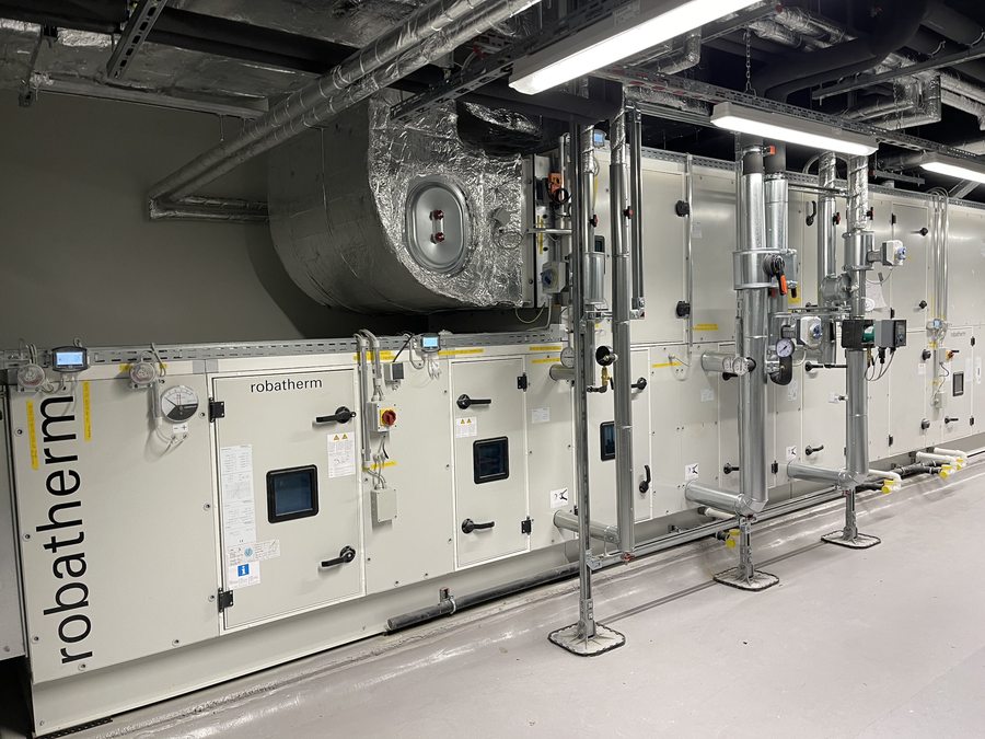 Gewartete Lüftungsanlage mit Kanalnetz unter der Decke