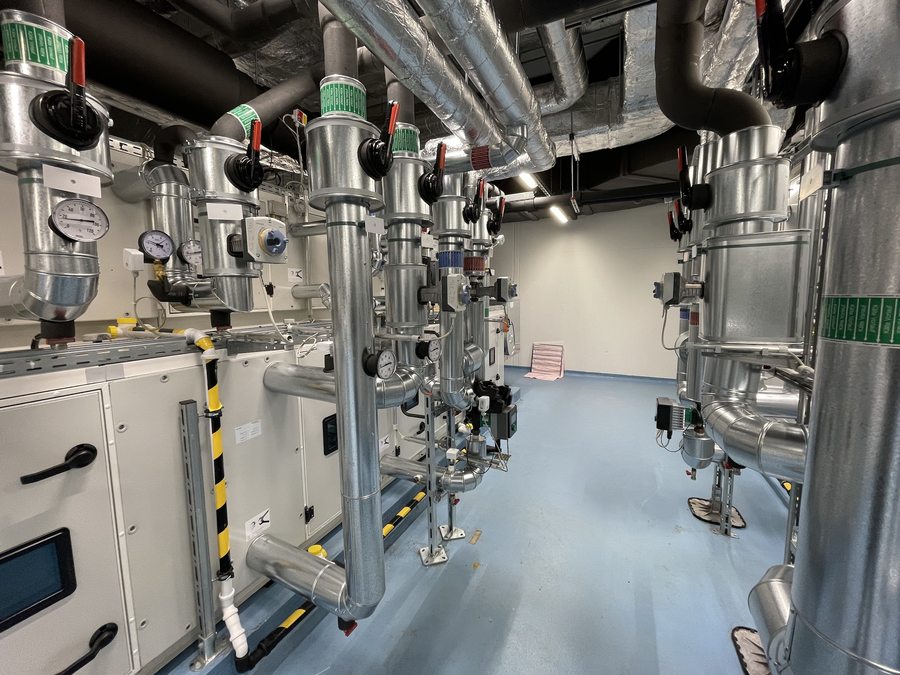Zentrale einer Lüftungsanlage mit Filter- und Wärmerückgewinnungsstufen