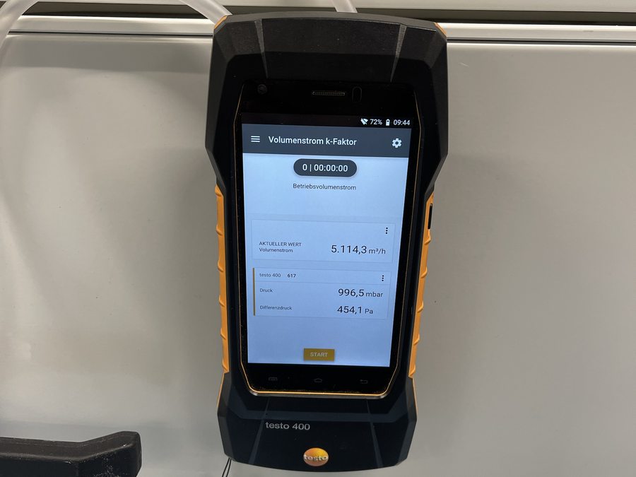 Luftmengenmessung mit einem testo-400-Messgerät, angezeigter Volumenstrom 5.114 m³/h