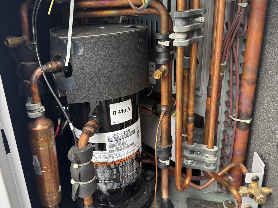 Innenansicht der Wärmepumpe mit Verdichter, Kältekreis und Kupferleitungen