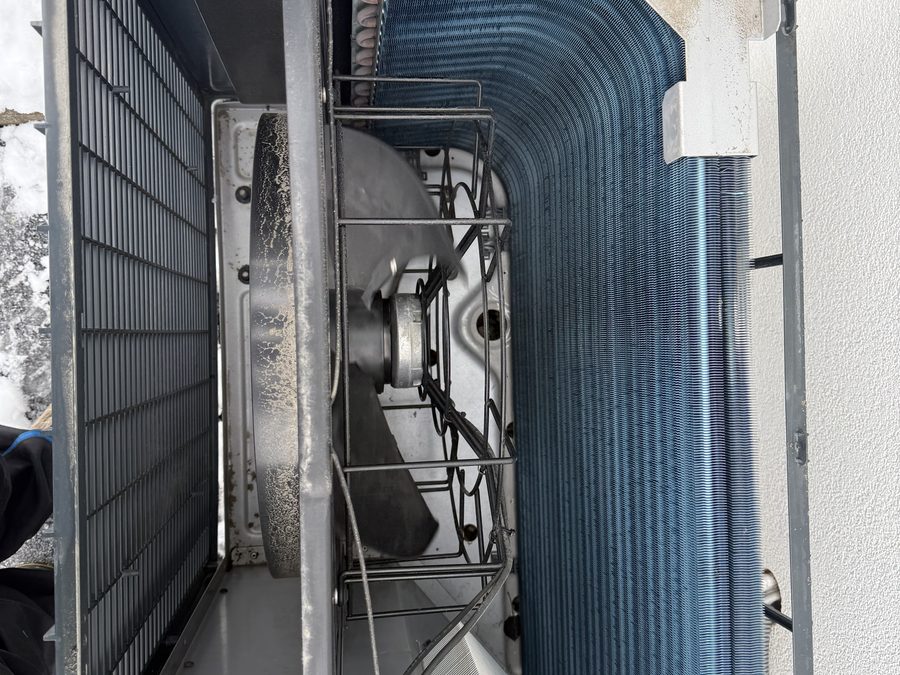Geöffnete Außeneinheit mit Ventilator und Lamellen-Wärmetauscher