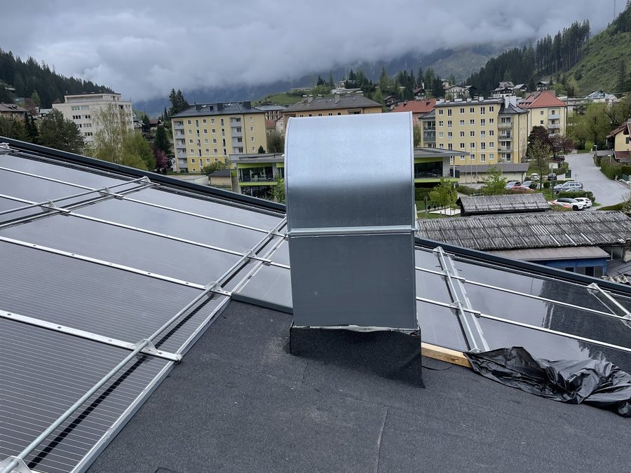 Verzinkte Dachdurchführung der Lüftung über den Dächern von Bad Gastein