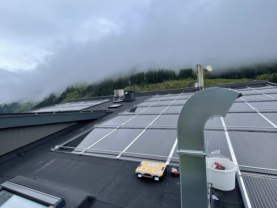Lüftungsauslass auf dem Hoteldach mit Messgeräten bei der Luftmengenmessung, im Hintergrund die Berge von Bad Gastein