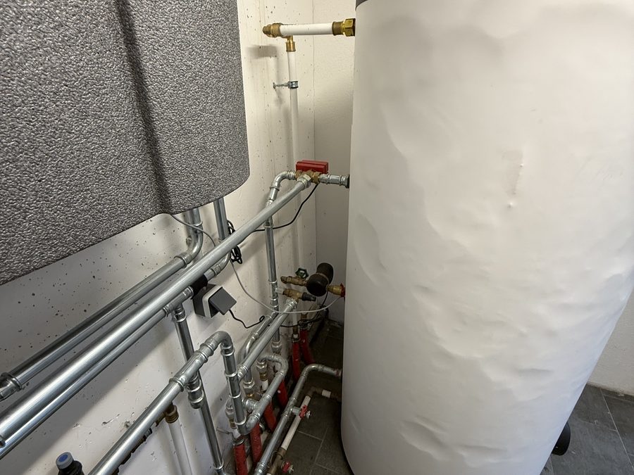 Pufferspeicher und Rohrverteiler der Wärmepumpenanlage