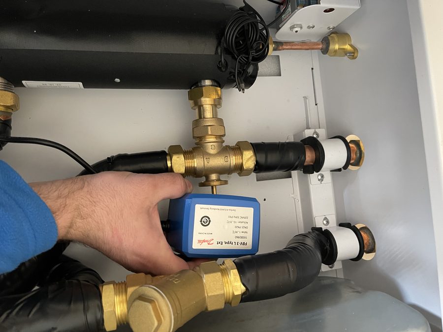 Danfoss-Dreiwege-Umschaltventil im Technikraum einer Wärmepumpe, geprüft bei der Fehlersuche